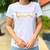 Camiseta feminina branca da Levi's com estampa colorida na parte frontal.