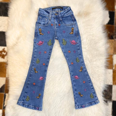 Calça jeans infantil feminina Country&Cia modelo 4503 com bordados de chapéu, bota e cacto, estilo country, exibida sobre tapete claro.