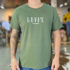 Camiseta masculina verde da marca Levis com logo bordado na parte frontal.