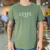 Camiseta masculina verde da marca Levis com logo bordado na parte frontal.