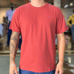 Camiseta masculina vermelha da marca Levis, destacando o logo na parte frontal.