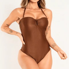 Mulher vestindo maiô tomara que caia marrom Buphallos ACS05, com alças removíveis, ideal para moda praia feminina.