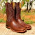 Bota masculina marrom Jácomo Fóssil Buf Sella com bordados claros e bico quadrado