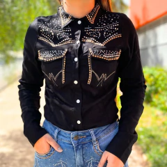 Mulher vestindo camisete feminina preta Minuty de linho bordada com detalhes em strass e botões brancos, combinada com calça jeans azul bordada