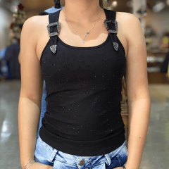 Regata feminina preta Thankfield modelo Fivela 01753, com alças largas e detalhes de fivela metálica, usada por uma mulher, ideal para looks casuais.