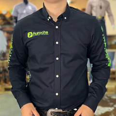 Camisa masculina Aurochs Especial Edition verde em um modelo masculino, destacando o logotipo da marca na parte frontal e nas mangas.