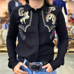 Mulher usando camisete feminina Minuty preta com bordados dourados e prateados, com manga longa e cinto preto com fivela decorativa