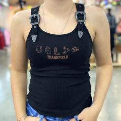 Regata feminina preta da marca Thankfield com fivelas nos ombros e estampa frontal.