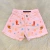 Shorts jeans infantil rosa claro com bordados coloridos de botas, chapéus, ferraduras e estrelas, com barra desfiada