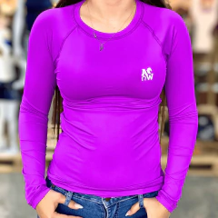 Camiseta feminina All Western UV térmica de manga longa na cor roxa, usada por modelo com mãos no bolso da calça jeans