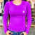 Camiseta feminina All Western UV térmica de manga longa na cor roxa, usada por modelo com mãos no bolso da calça jeans