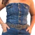 Detalhe do vestido longo jeans Selff Western com botões frontais e cinto marrom com tachas