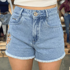 Shorts jeans feminino Buphallos bordado em lavagem clara com barra desfiada