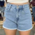 Shorts jeans feminino Buphallos bordado em lavagem clara com barra desfiada