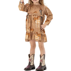 Vestido infantil Zenz America Sunny Trail com estampa de cavalos em tons terrosos, usado por menina com botas country