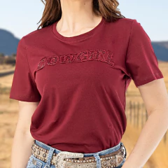 Camiseta feminina vinho com estampa em relevo e pedrarias formando a palavra "COWGIRL"