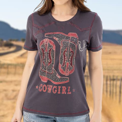 T-shirt feminina da marca Zenz com estampa de botas e a palavra "COWGIRL".