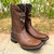 Bota Texana Moiadeiros Crazy Tabaco, modelo Ref.10825, com acabamento em couro marrom e detalhes em relevo.