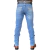 Calça jeans masculina Tassa Staight cor azul claro vista de costas com cinto preto e botas marrons