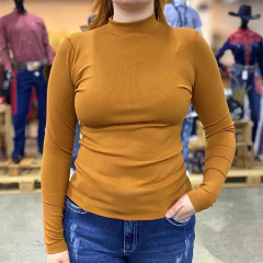 Blusa feminina manga longa na cor mostarda com gola alta, usada por modelo com calça jeans azul