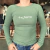 Camiseta feminina térmica Texas Farm UV50+ de manga longa verde, com logo tx.farm estampado no peito, vestida por uma mulher.