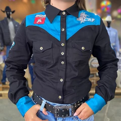 Mulher vestindo camisete feminina preta com detalhes azuis e botões na frente, estilo country com patches bordados no peito e nas mangas