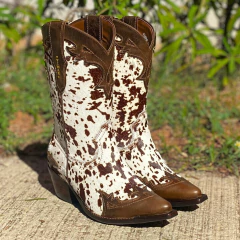 Bota bico fino Vimar em couro com estampa de pelos, na cor branca com manchas marrons, com cano médio.