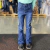 Calça infantil feminina jeans azul com bordados estilo boho, usada por criança em ambiente interno de loja