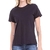 T-Shirt feminina preta com mangas dobradas, modelo casual.