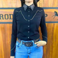 Camisa feminina preta Zenz Cowboys & Indians Enola com botões frontais, gola bordada com detalhes brilhantes e costura decorativa em tom claro, combinada com cinto western e jeans azul claro