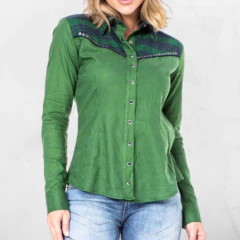 Camisa feminina verde de manga longa com detalhes em azul e botões frontais.