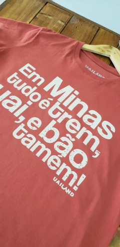 Camiseta unissex EM MINAS TUDO É UAI, TREM E BÃO TAMÉM | cor ferrugem