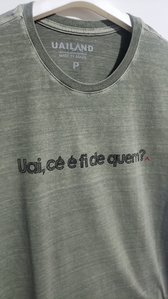 Camiseta unissex UAI, CÊ É FI DE QUEM? | Cor verde militar - UAILAND