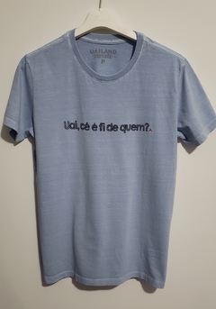 Camiseta unissex UAI, CÊ É FI DE QUEM? | Cor azul claro - loja online