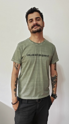 Camiseta unissex UAI, CÊ É FI DE QUEM? | Cor verde militar na internet