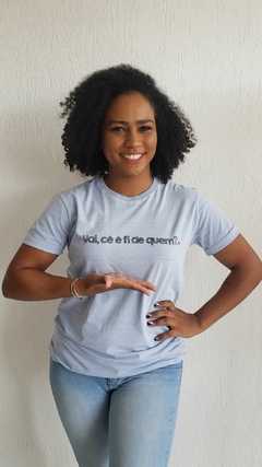 Camiseta unissex UAI, CÊ É FI DE QUEM? | Cor azul claro - comprar online