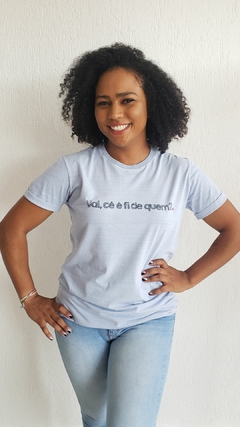 Camiseta unissex UAI, CÊ É FI DE QUEM? | Cor azul claro na internet