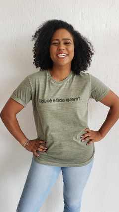 Camiseta unissex UAI, CÊ É FI DE QUEM? | Cor verde militar - comprar online