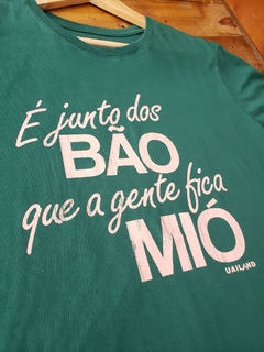 Camiseta unissex É JUNTO DOS BÃO QUE A GENTE FICA MIÓ | cor verde