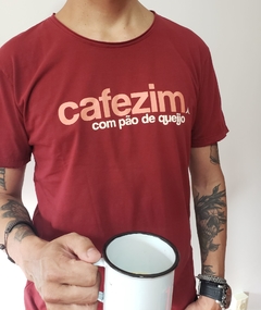 Camiseta unissex CAFEZIM COM PÃO DE QUEIJO | cor vinho - loja online
