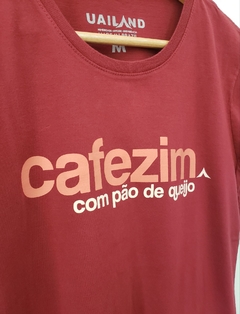 Baby look CAFEZIM COM PÃO DE QUEIJO | Cor vinho - comprar online