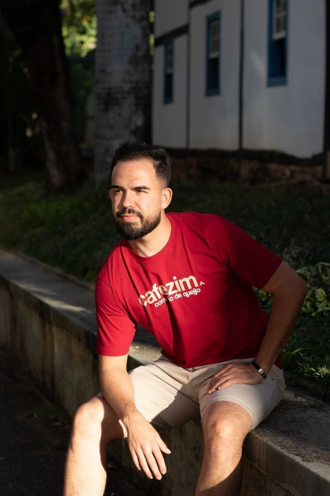 Camiseta unissex CAFEZIM COM PÃO DE QUEIJO | cor vinho - comprar online