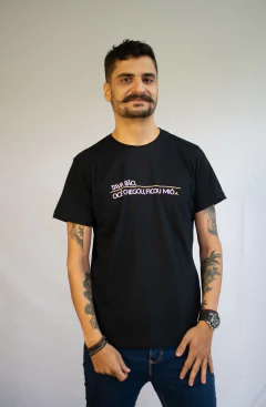 Camiseta unissex TAVA BÃO, OCÊ CHEGOU, FICOU MIÔ | cor Preta - UAILAND