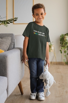 Camiseta Infantil TEM BASE UM TREM DESSE?! | cor verde - comprar online
