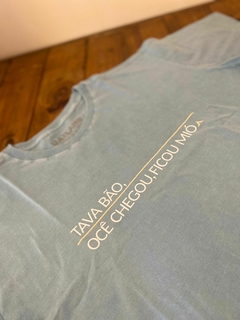Camiseta unissex TAVA BÃO, CÊ CHEGOU FICOU MIÓ | cor azul