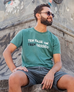 Camiseta unissex TEM BASE UM TREM DESSE?! | Cor verde escuro - loja online