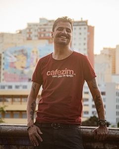 Camiseta unissex CAFEZIM COM PÃO DE QUEIJO | cor vinho - comprar online