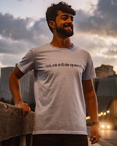 Camiseta unissex UAI, CÊ É FI DE QUEM? | Cor azul claro
