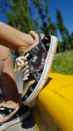 Imagen de DUNK TRAVIS SCOTT negro