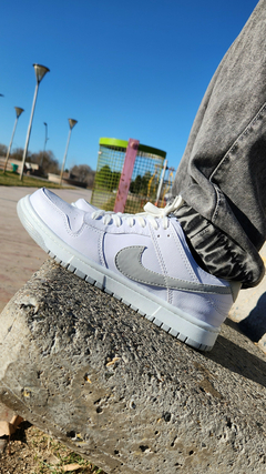 DUNK SB blanco pipa Gris